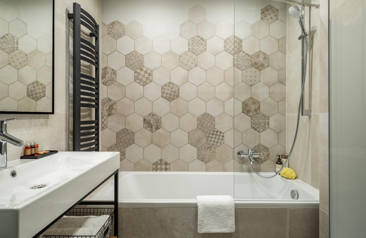 Biala Owca Bed & Breakfast Zakopane Ngoại thất bức ảnh Bathroom with shower and bath