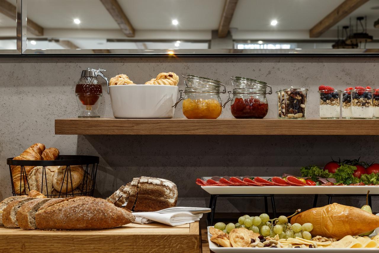 Biala Owca Bed & Breakfast Zakopane Ngoại thất bức ảnh A breakfast buffet